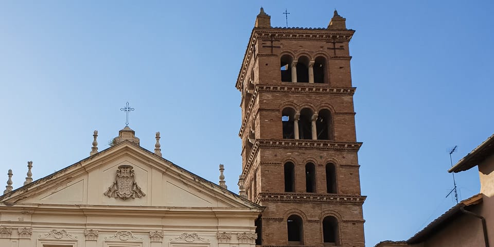 Clocher médiéval penché du XIIe siècle de la basilique Santa Cecilia in Trastevere