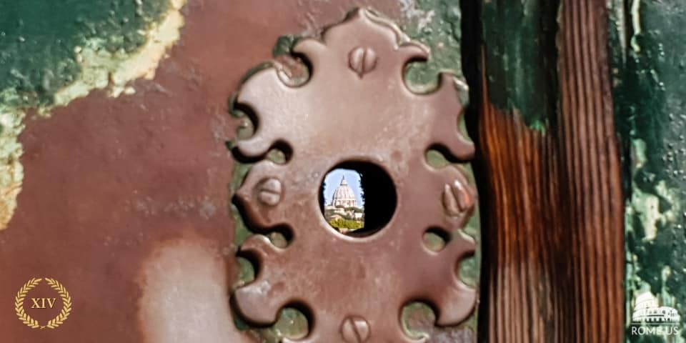 Le trou de serrure de l’ordre de Malte Le trou de serrure de l’ordre de Malte permet de voir trois pays en même temps