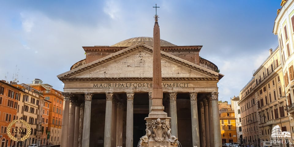 Le Panthéon Le Panthéon et l’obélisque sur la Piazza della Rotonda à Rome, en Italie