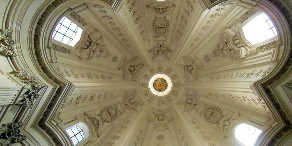 Le dôme de l’église Sant’Ivo par Borromini à Rome Église Sant’Ivo. Dôme