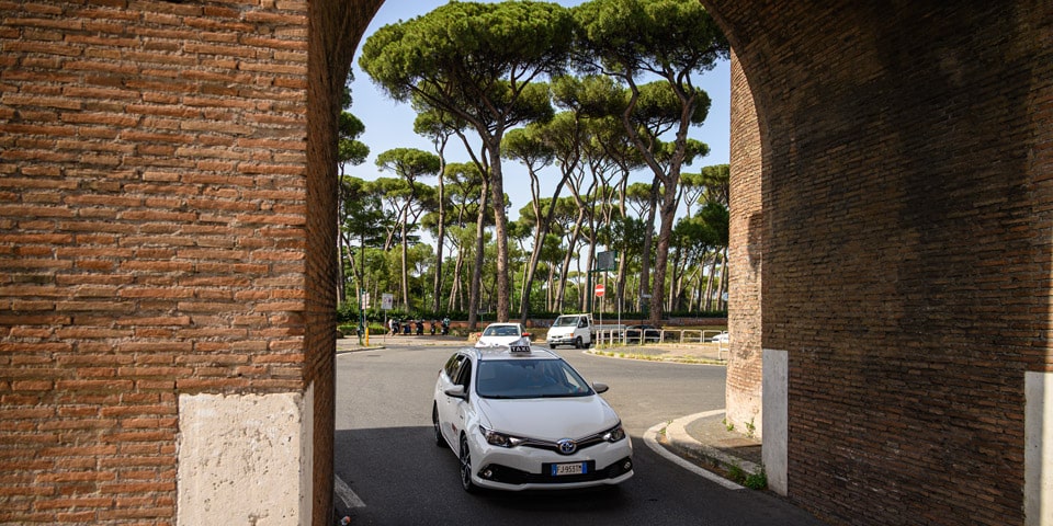 Un taxi passe sous une arche des murs d’Aurélien près de la Villa Borghese Un taxi passe sous une arche des murs d’Aurélien près de la Villa Borghese