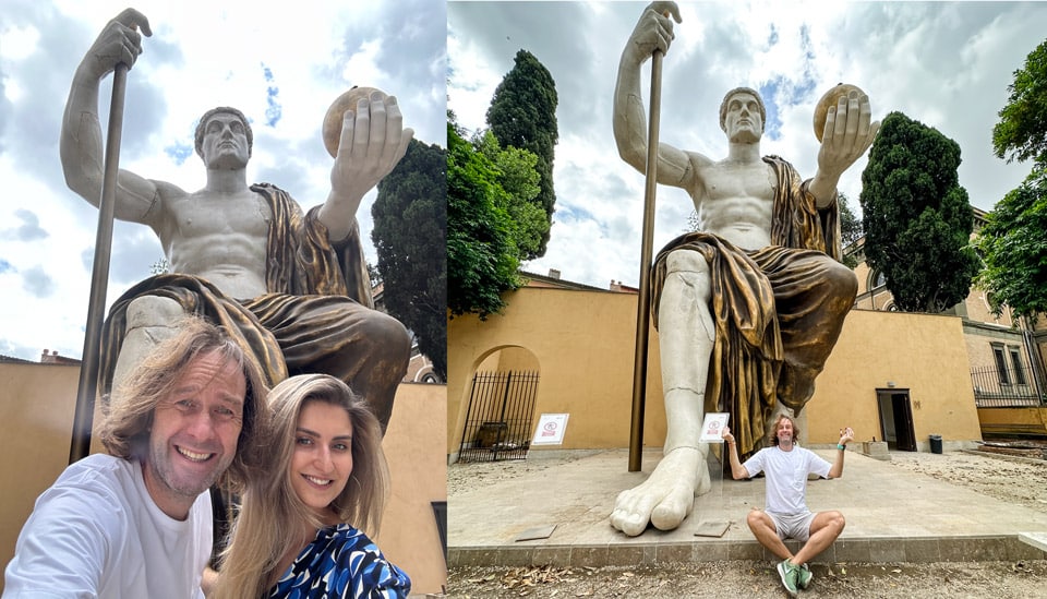 Artur Jakucewicz et Kate Zusmann à côté de la statue restaurée de Constantin le Grand à Rome