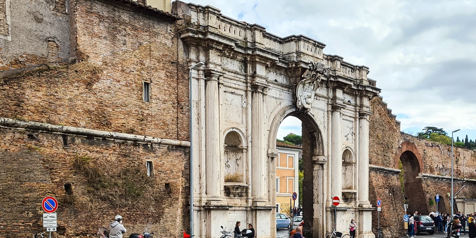 Les murs d’Aurélien aujourd’hui à la porte Porta Portese dans le Trastevere