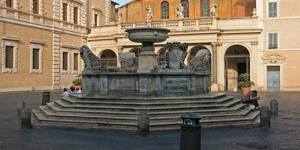 Fontaine près de la basilique Santa Maria in Trastevere à Rome Fontaine près de la basilique Santa Maria in Trastevere à Rome