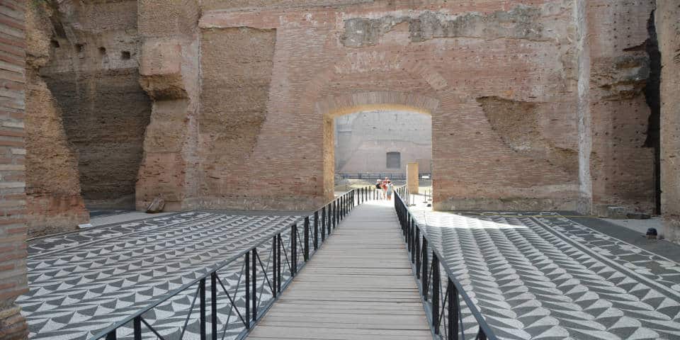 Intérieur des thermes de Caracalla à Rome Intérieur des thermes de Caracalla à Rome