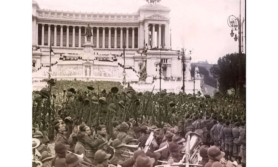 Discours de Benito Mussolini piazza Venezia Rome 1930 photo restaurée colorisée Discours de Benito Mussolini piazza Venezia Rome 1930 photo restaurée colorisée