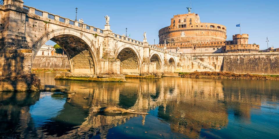 Pont du Château Saint-Ange à Rome sur le Tibre Pont du Château Saint-Ange à Rome sur le Tibre