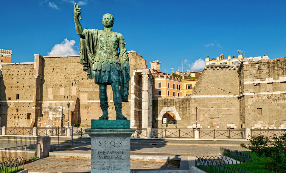 Statue en bronze de l’empereur Nerva à Rome, via dei Fori Imperiali
