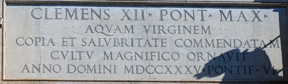 Inscription latine CLEMENS XII PONT. MAX sur la façade de la fontaine de Trevi