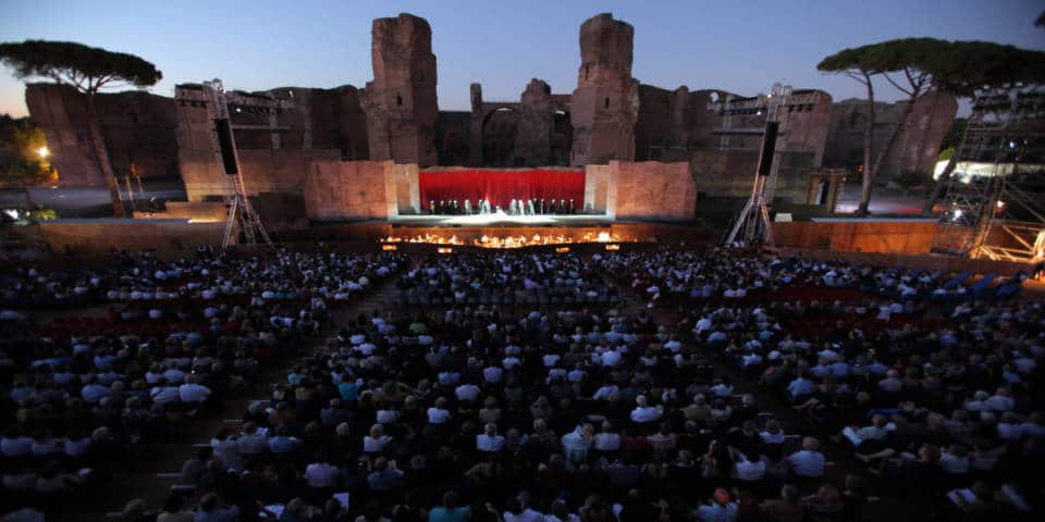 Opéra à l’intérieur des thermes de Caracalla à Rome Opéra à l’intérieur des thermes de Caracalla à Rome
