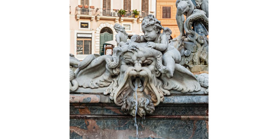 Sculpture d’un chérubin chevauchant une créature marine à la Fontaine de Neptune à Rome
