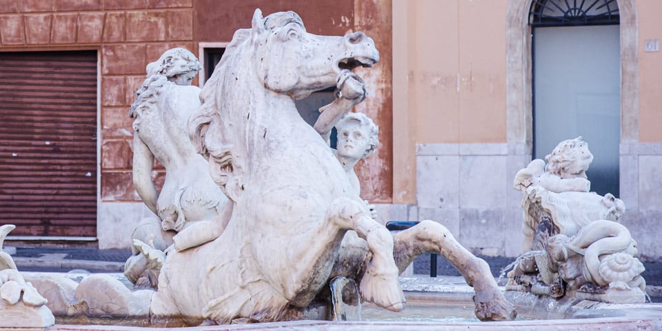 Sculpture de chérubin avec un cheval marin cabré, élément de la Fontaine de Neptune sur la Piazza Navona à Rome
