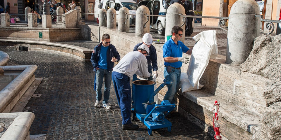 Collecte des pièces de la fontaine de Trevi à Rome