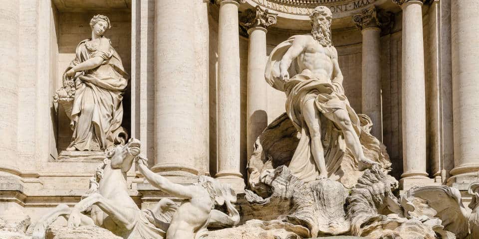 Construction et statues de la fontaine de Trevi à Rome