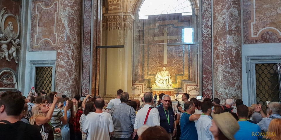 Foule de touristes devant la statue de la Pietà de Michel-Ange dans la basilique Saint-Pierre Foule de touristes devant la statue de la Pietà de Michel-Ange dans la basilique Saint-Pierre