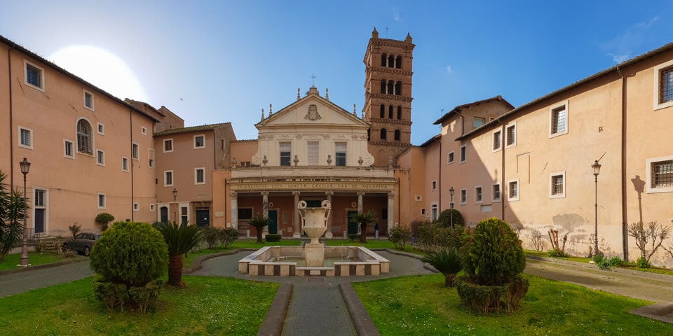 Façade de la basilique Santa Cecilia in Trastevere
