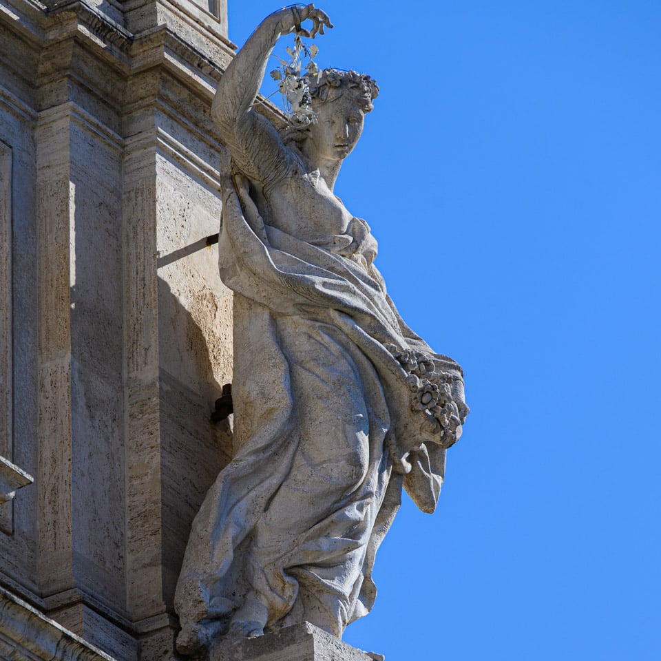 Statue allégorique de la Fertilité et de la flore par Andrea Bergondi, fontaine de Trevi