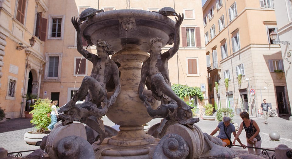 Fontaine des Tortues sur la Piazza Mattei dans le ghetto juif de Rome