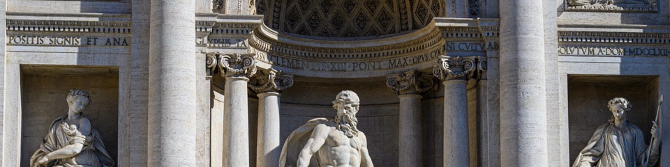 Inscription latine au-dessus de la sculpture d’Oceanus sur la fontaine de Trevi POSITIS SIGNIS ET ANAGLYPHIS TABULIS IUSSU CLEMENTIS XIII PONT MAX