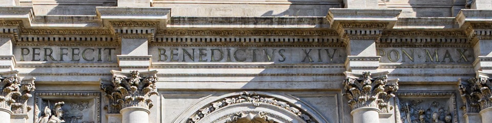 Texte latin honorant le pape Benoît XIV sur la fontaine de Trevi à Rome