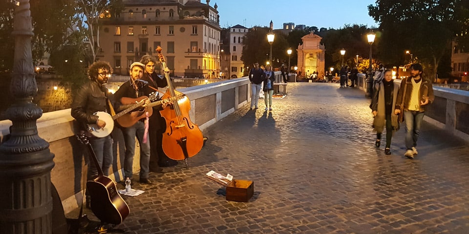 Musiciens sur le pont Sixte à Rome