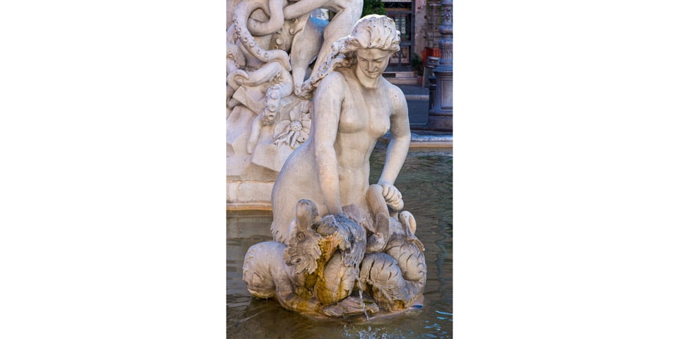 Sculpture de Néréide avec un dragon de mer à la Fontaine de Neptune à Rome