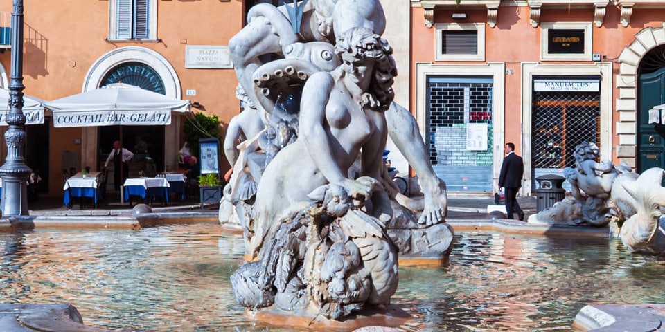 Sculpture de Néréide avec un cygne par Gregorio Zappalà en 1870 à la Fontaine de Neptune sur la Piazza Navona à Rome