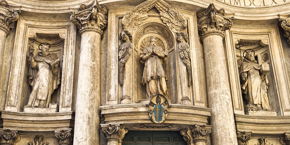 De chaque côté saint Jean de Matha et saint Félix de Valois fondateurs de l’ordre des Trinitaires