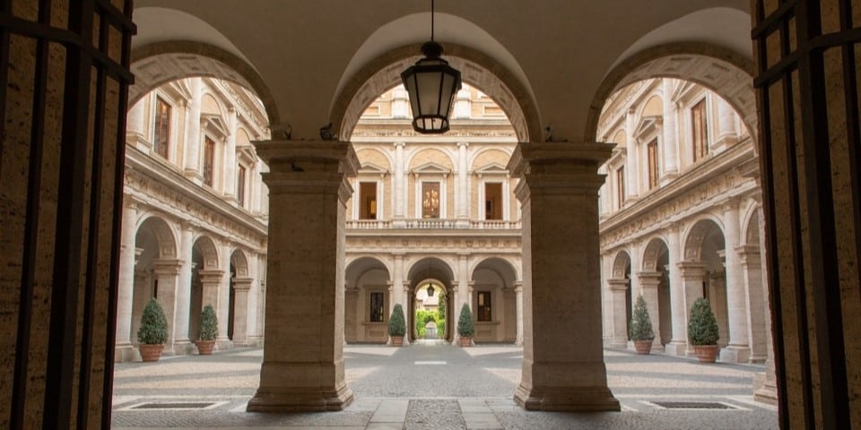 Cour du palais Farnèse à Rome Cour du palais Farnèse