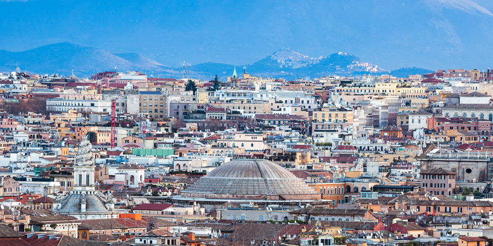 Dôme du Panthéon parmi les toits de Rome vu depuis le Janicule