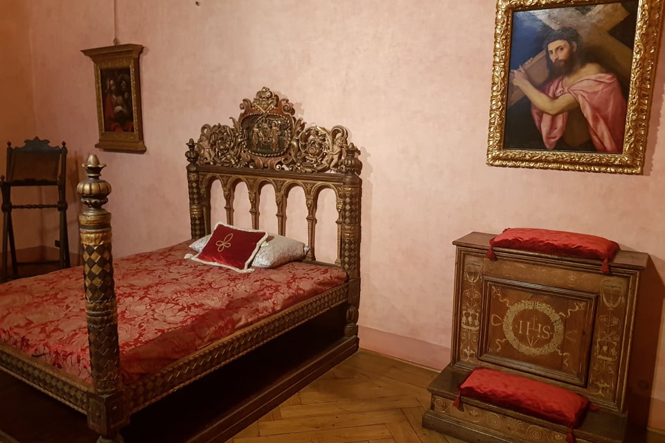 Chambre pontificale et lit du pape Paul III à l’intérieur du Château Saint-Ange à Rome Chambre pontificale et lit du pape Paul III à l’intérieur du Château Saint-Ange à Rome