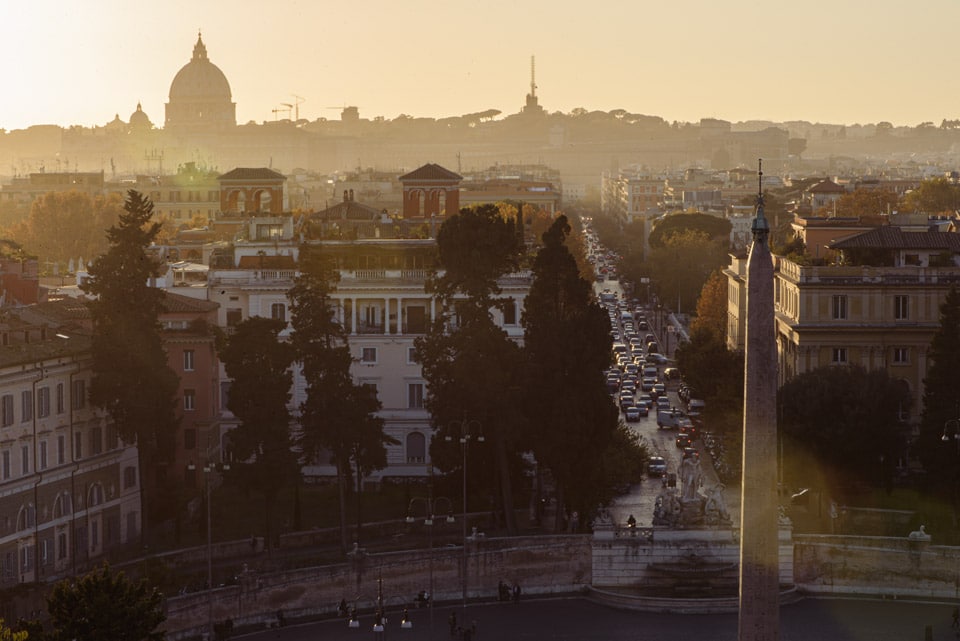 Vues au coucher du soleil sur le Vatican et la Piazza del Popolo depuis la terrasse du Pincio