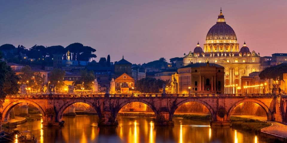 le pont des Anges à Rome, le Tibre et la Cité du Vatican de nuit le pont des Anges à Rome, le Tibre et la Cité du Vatican de nuit