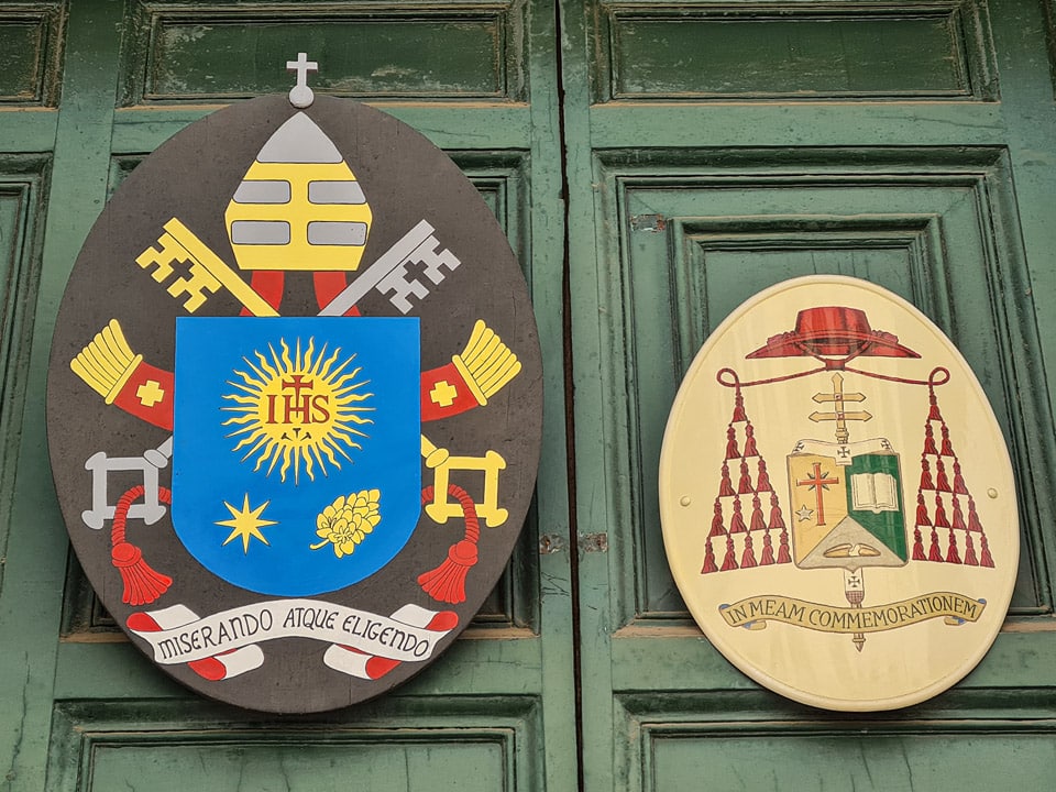 Armoiries du pape François et plaque appartenant au cardinal Odilo Pedro Scherer