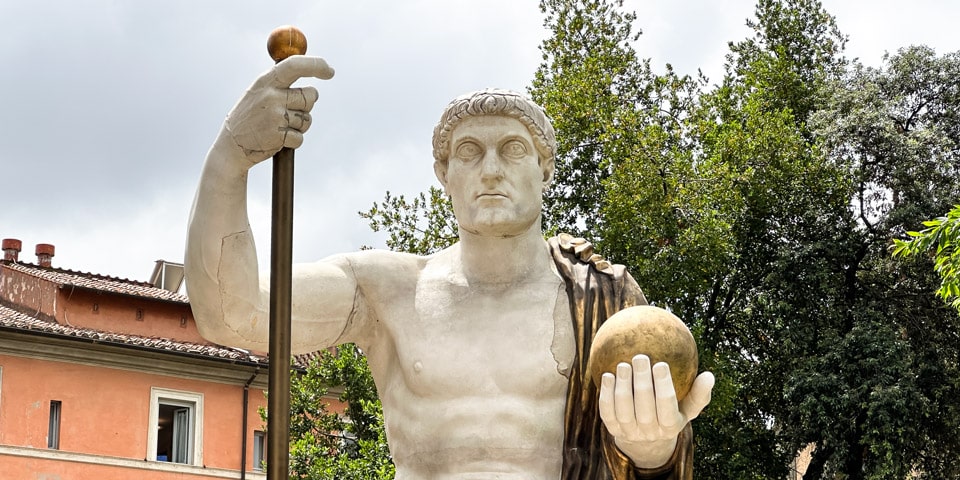 Colosse reconstitué de l’empereur Constantin à Rome Colosse reconstitué de l’empereur Constantin à Rome
