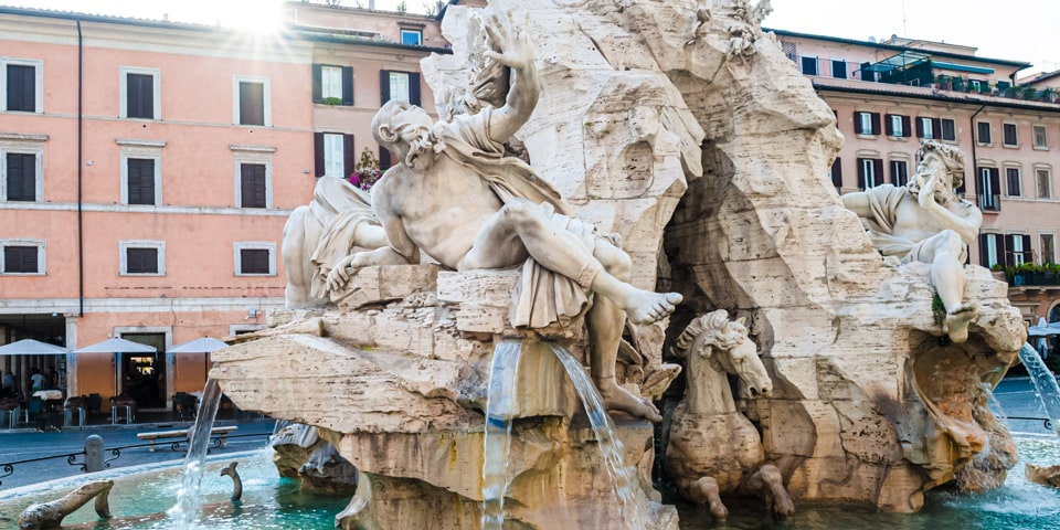 Figure du Río de la Plata avec une expression d’horreur et la main levée, sculpture de Bernini sur la Piazza Navona à Rome