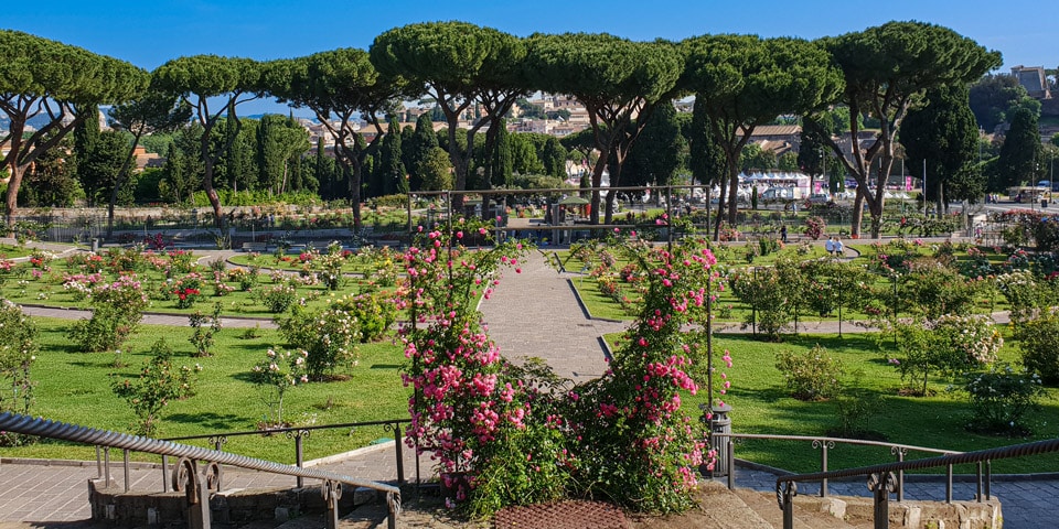 Entrée en forme de cœur encadrée de roses à Rome