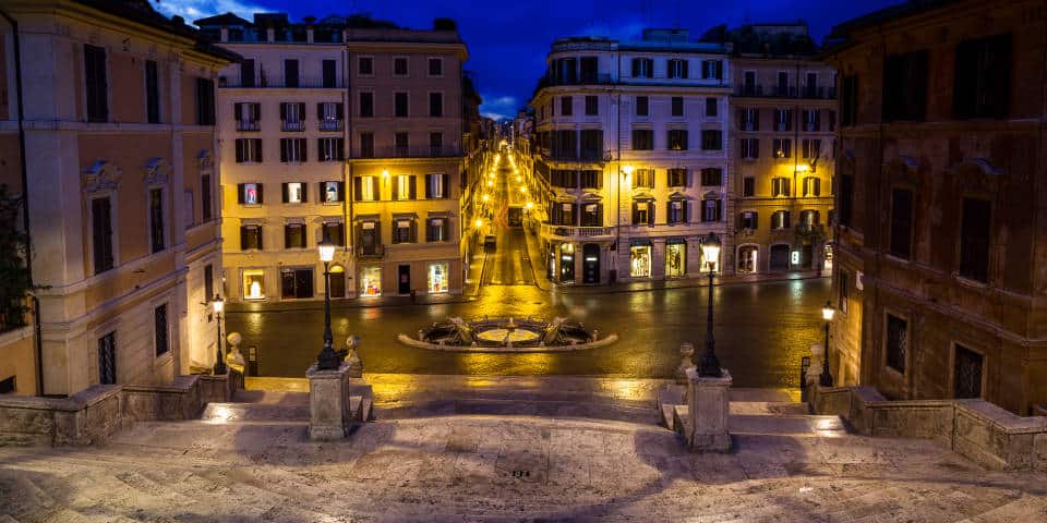 Vue panoramique nocturne de l’Escalier de la Trinité-des-Monts à Rome