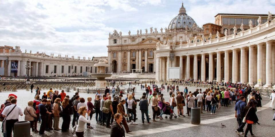Basilique Saint-Pierre et place Saint-Pierre dans la Cité du Vatican Basilique Saint-Pierre et place Saint-Pierre dans la Cité du Vatican