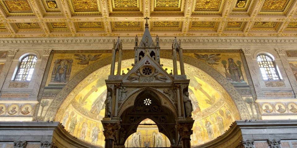 Intérieur de la basilique Saint-Paul à Rome Intérieur de la basilique Saint-Paul à Rome