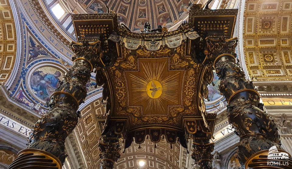 Baldaquin de la basilique Saint-Pierre dans la Cité du Vatican Baldaquin de la basilique Saint-Pierre dans la Cité du Vatican