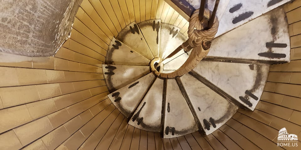 monter à la coupole de la basilique Saint-Pierre dans la Cité du Vatican