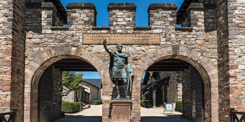 Statue d’Antonin le Pieux devant la porte principale du fort romain de Saalburg, près de Francfort, en Allemagne