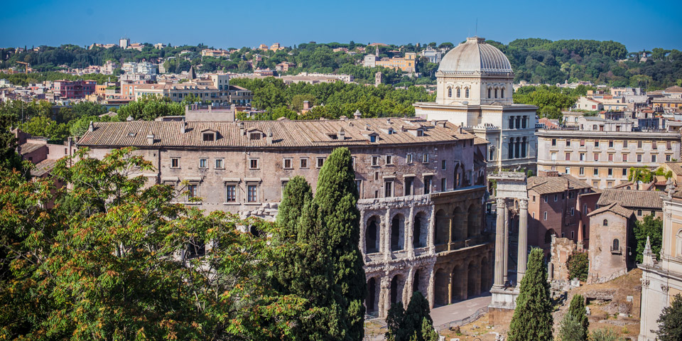 Terrazza Caffarelli, plateforme d’observation sur la colline du Capitole avec vue sur le théâtre de Marcellus, la synagogue et le Janicule Terrazza Caffarelli, plateforme d’observation sur la colline du Capitole avec vue sur le théâtre de Marcellus, la synagogue et le Janicule