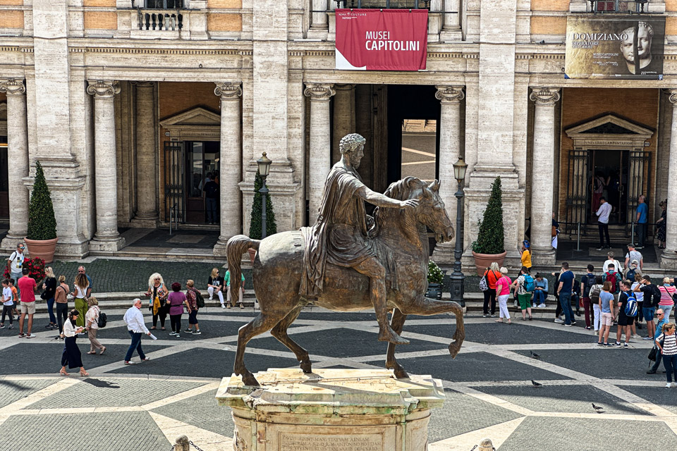 Vue de la statue équestre en bronze de Marc Aurèle depuis le Palazzo Nuovo dans les Musées du Capitole