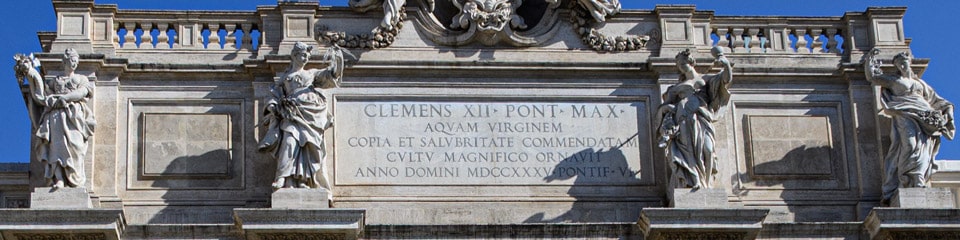 L’inscription commémorative et les figures allégoriques de la fontaine de Trevi