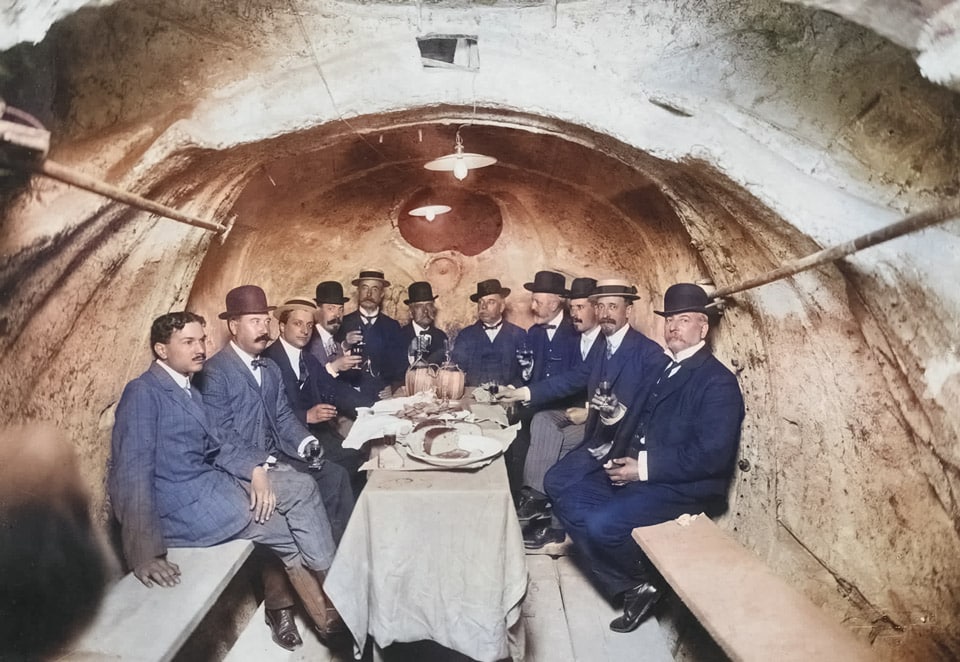 Le dîner à l’intérieur de la statue du cheval de l’autel de la Patrie à Rome en 1910 photo restaurée colorisée