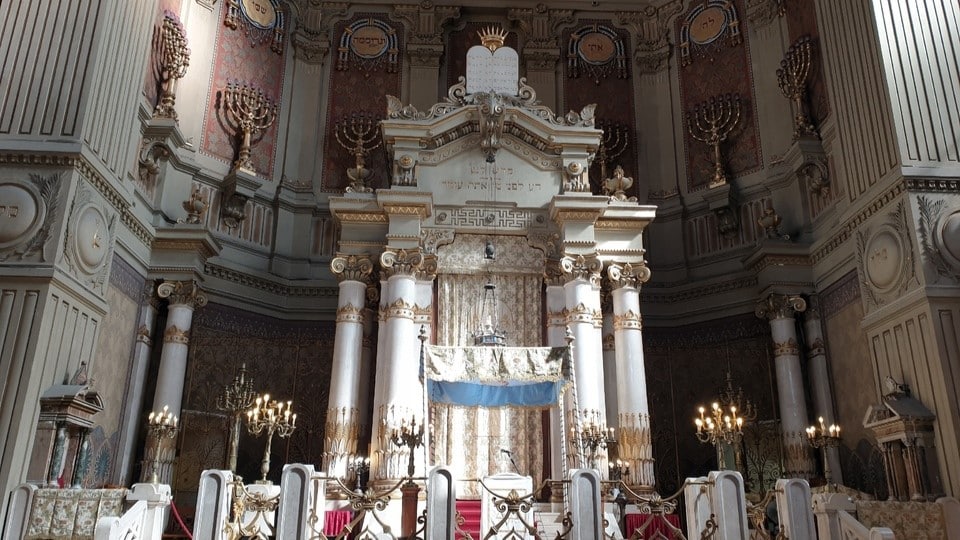 l’intérieur de la Grande Synagogue de Rome l’intérieur de la Grande Synagogue de Rome