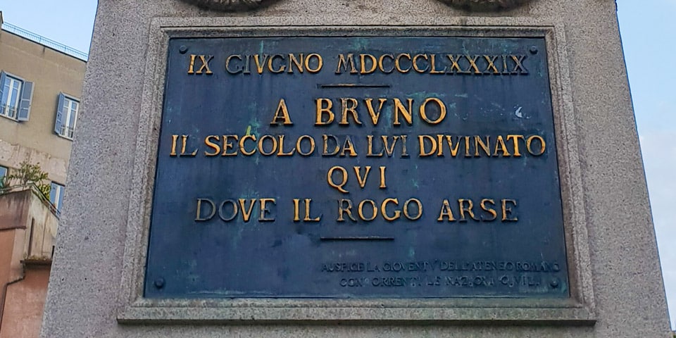 L’inscription sur le monument de Giordano Bruno Campo de’ Fiori Rome
