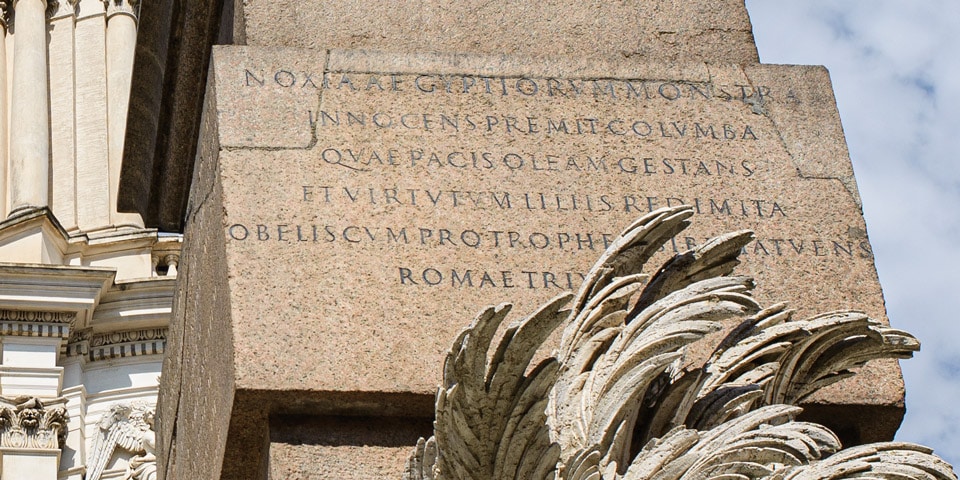L’inscription latine sur le piédestal de l’obélisque Piazza Navona